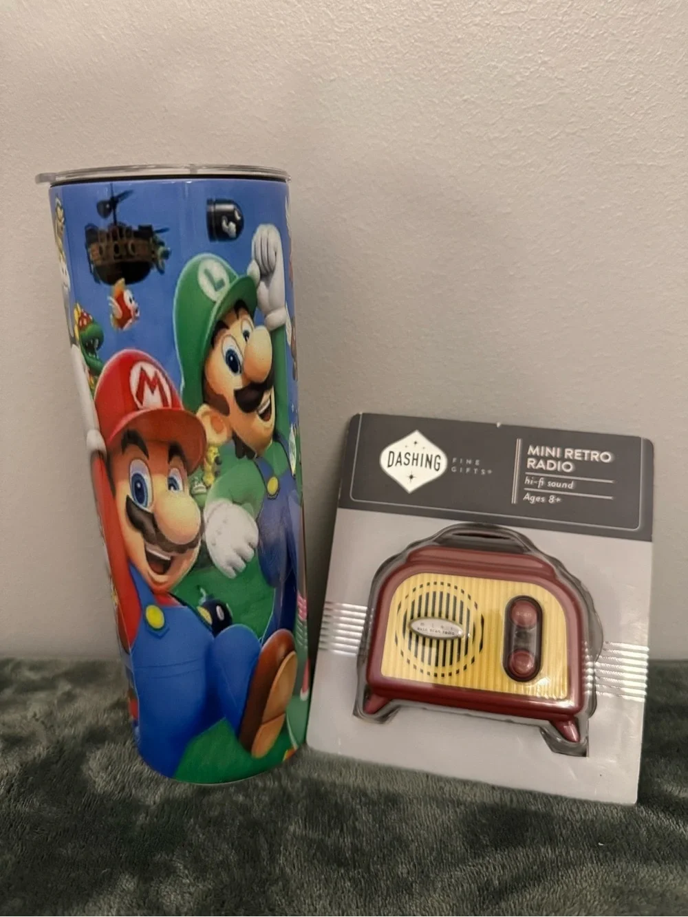 Súper Marío 20 oz tumbler and n Mini Retro Radio